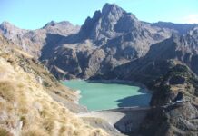 Le bandiere della “Carovana” di Legambiente sull’arco alpino lombardo.