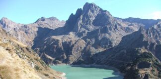 Le bandiere della “Carovana” di Legambiente sull’arco alpino lombardo.