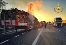 In fiamme camion di legname su A21.