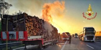 In fiamme camion di legname su A21.