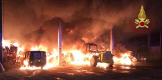 Incendio distrugge fienile in provincia di Bergamo.