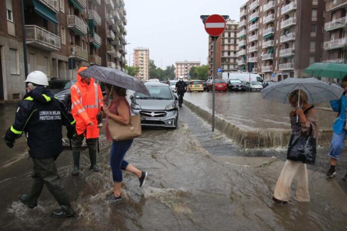 ++ Maltempo: esondato il fiume Seveso a Milano ++