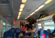 Treno affollato, 4 ore e mezza da Milano a Genova, fermata forzata a Pavia per far scendere i passeggeri in eccesso.