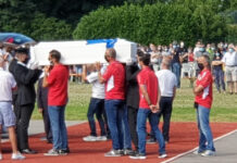 A Gessate i funerali di Elena e Diego, i gemelli di 12 anni uccisi dal padre.