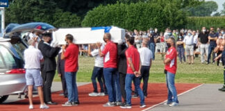 A Gessate i funerali di Elena e Diego, i gemelli di 12 anni uccisi dal padre.