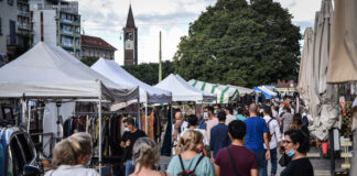 Milano si ripopola, pieno il mercatino del Naviglio.