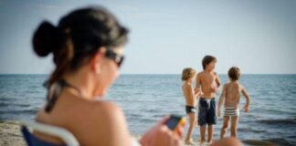 Ancora ossessione telefonini: in vacanze 9 italiani su 10 hanno l’ossessione dello smartphone.