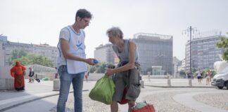 Ferragosto, Progetto Arca distribuisce acqua ed angurie ai senza fissa dimora.