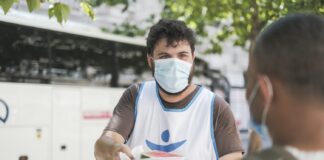 Il Ferragosto di Progetto Arca per i senzatetto: anguria fresca e 10.000 bottigliette di acqua.