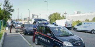 Cassiera di supermarket mette in fuga e fa arrestare rapinatori a San Giuliano Milanese.