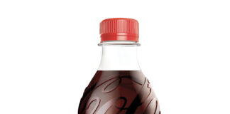 Coca-Cola lancia le nuove bottiglie con il 50% di plastica riciclata.