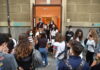 Scuola, si ricomincia, studenti con qualche timore, e c’è chi protesta.