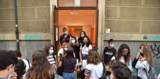 Scuola, si ricomincia, studenti con qualche timore, e c’è chi protesta.