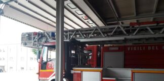 Incendio in centro, residenti evacuati con autoscale.