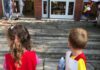 Gallarate, bambini dell’asilo con pettorina per riconoscere le classi.