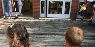 Gallarate, bambini dell’asilo con pettorina per riconoscere le classi.