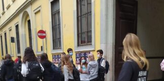 Il distanziamento uccide la socialità, la protesta degli studenti dei licei con bare di cartone.