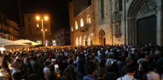 Folla in Piazza Duomo a Como per don Roberto.