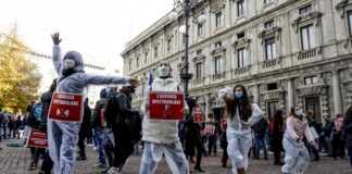 Coprifuoco e lockdown, flash mob dei lavoratori dello spettacolo in Piazza della Scala.