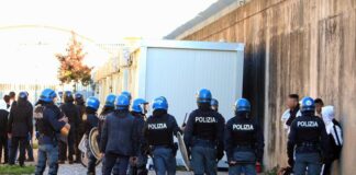 Tafferugli in centro accoglienza, Fsp Polizia: “Solito copione, medesimi rischi. Rifiutano i rimpatri e sono disposti a tutto. Centro devastato”.