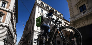 Uber Eat, chiuse le indagini per caporalato. Manager: abbiamo creato un sistema per disperati ma non diciamolo in giro.