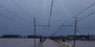 Maltempo, esondato fiume Sesia, interrotta linea ferroviaria tra Milano e Torino.