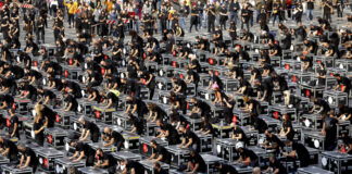 500 bauli in Piazza Duomo, il flash mob dei lavoratori degli eventi.