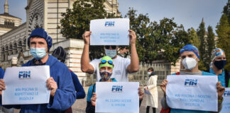 Dpcm continuano le proteste, flash mob dei lavoratori di piscine e imprese dello sport e delle arti davanti al cimitero.