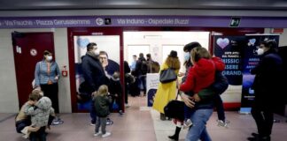 Vaccino antinfluenzale per bambini in spray nasale alle stazioni metro.