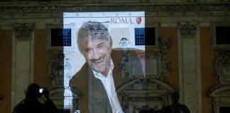 L’ultimo lungo abbraccio di Roma a Gigi Proietti.