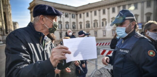 Vaccino antinfluenzale, coda di anziani al tendone in Piazza Duomo, ma molti sono senza prenotazione.