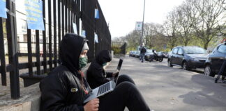 Protesta degli studenti, seguono dad da fuori scuola.