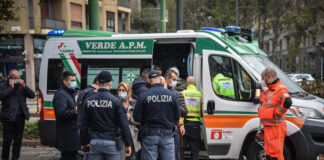 Rapina in banca, direttore colpito con calcio pistola da un bandito.