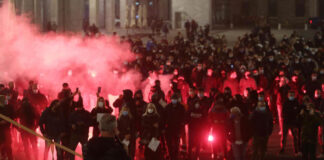 Dpcm, tensioni a manifestazione a Brescia.
