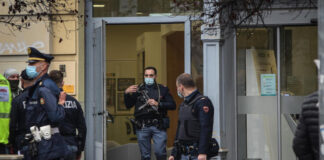 Rapina in banca con ostaggi, banditi fuggono dalle fogne, nessun ferito.