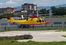 Furgone precipita e schiaccia auto sottostante, grave una donna a Como.
