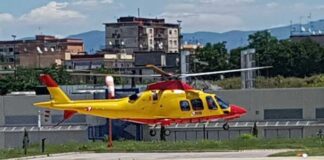 Furgone precipita e schiaccia auto sottostante, grave una donna a Como.