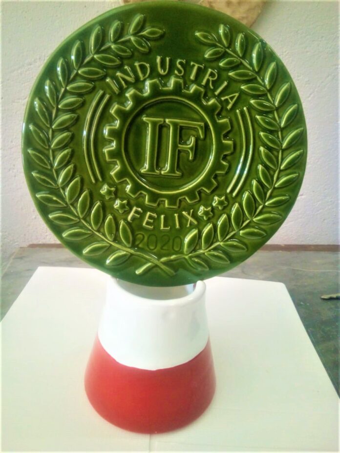 La ceramica brandizzata Industria Felix realizzata a mano (1)