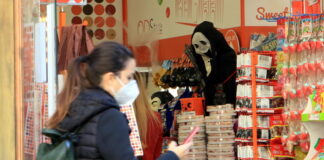 Confesercenti: con seconda ondata fino a 10 miliardi di consumi in meno nel IV trimestre. Il Il solo stop ad Halloween costerà 200 milioni di euro di spesa delle famiglie.