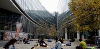 Scuola, Fontana incontra gli studenti e porta loro del tè caldo.
