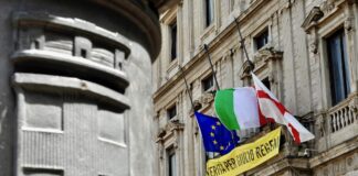Giornata Internazionale contro la violenza sulle donne, bandiere a mezz’asta a Palazzo Marino.