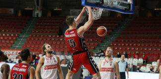 L’Olimpia fa suo il classico contro Varese, decima vittoria consecutiva in campionato.