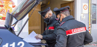 Ucciso a coltellate da 2 minorenni, il padre: devono pagare.