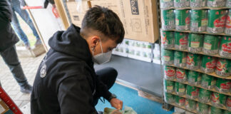Ultimo, ambasciatore Unicef, incontra le famiglie di Tor Bella Monaca.