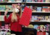 Impacchettiamo un sogno, i volontari Cesvi nei Mondadori Store.