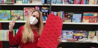 Impacchettiamo un sogno, i volontari Cesvi nei Mondadori Store.