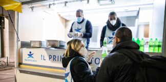 Milano, Senzatetto: Progetto Arca porta il Natale in strada. Tutte le sere della settimana, le Unità di strada distribuiscono – grazie al nuovo servizio di Cucina Mobile – speciali menù caldi e doni alle persone che non hanno casa.