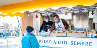 Caffè e tè caldi con brioche: colazione per i senzatetto con la Cucina Mobile di Progetto Arca.