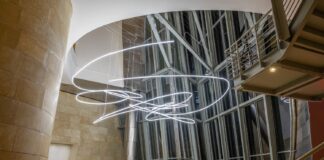 Il Museo Guggenheim Bilbao allestisce un’imponente opera di Lucio Fontana nell’Atrio.