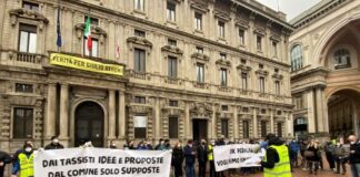 Protesta taxi in Piazza della Scala.